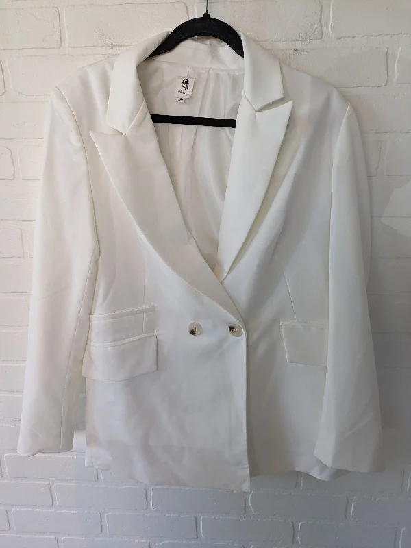 White Blazer Clothes Mentor, Size M