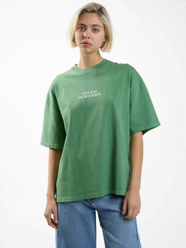 THRILLS GRAVITATING NATURALLY OVERSIZED TEE JUNIPER GREEN